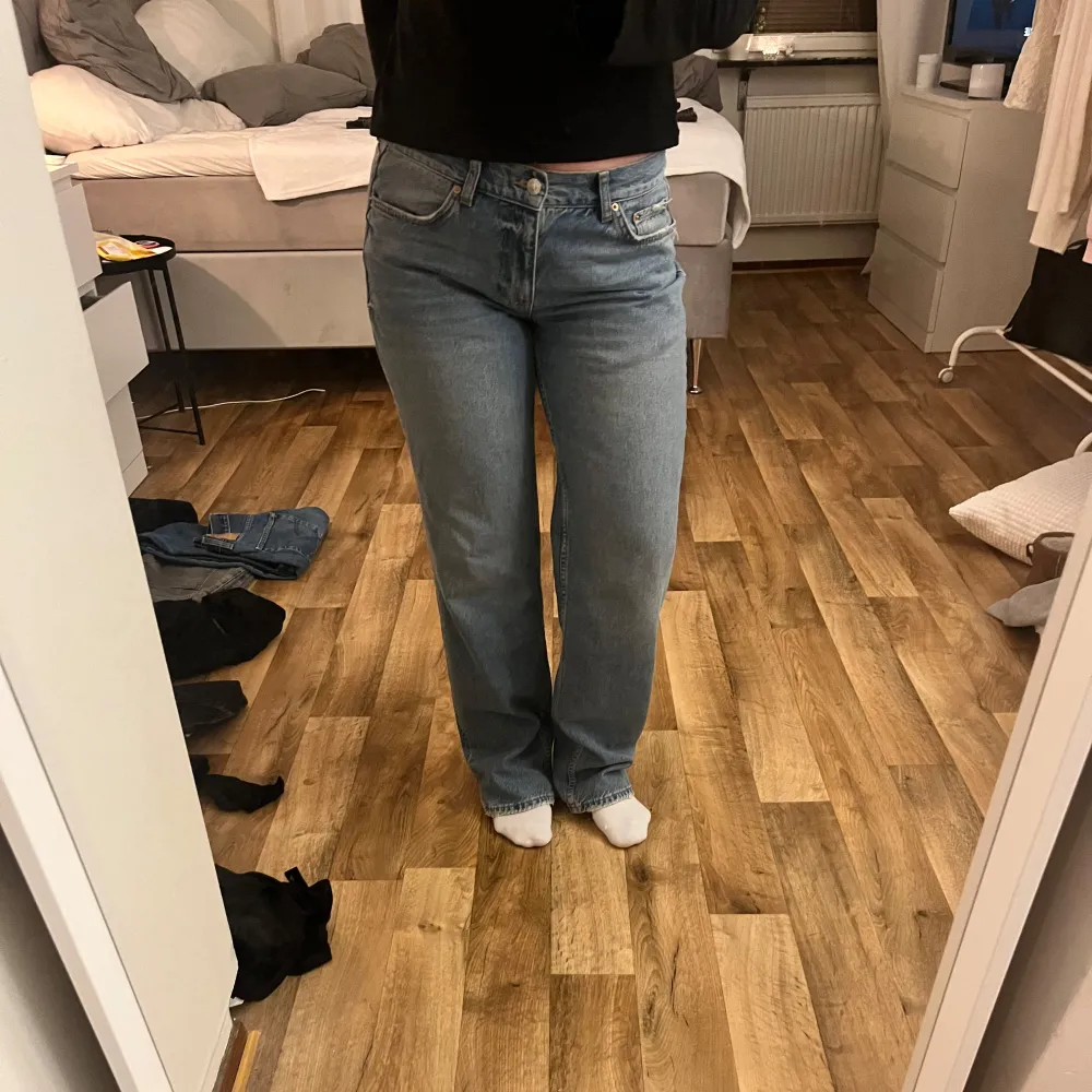 Low waist jeans som är raka i benen från gina tricot. Modellen heter ”Low Straight Jeans”. Köpta 2022 om jag inte minns fel men använda väldigt sällan. . Jeans & Byxor.