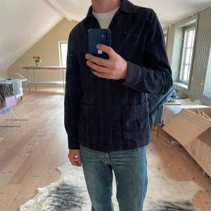 John Henric overshirt i flannel mönster.  Bra skick bortsett från en knapp som fattas i uppknäppningen av overshirten men det spelar inte en särskilt stor roll. Storlek m. Modellen är 182 cm och 72 kg. Hör av dig om funderingar och extra bilder. 