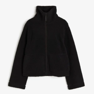 Jacka  - Jättefin fleecejacka från H&M, osäker om jag vill sälja så säljer endast vid ett bra bud. Jättefint skick. Kom privat för fler bilder ❤️