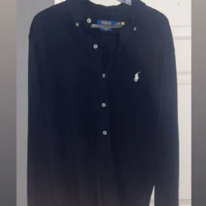 Ralph lauren skjorta - Säljer nu min Ralph lauren skjorta, använd 1 gång så den är 10/10 skick, storlek M. Den är köpt för 1600kr. Pris 600kr, pris går att diskuteras vid snabb affär, skriv för mer info!