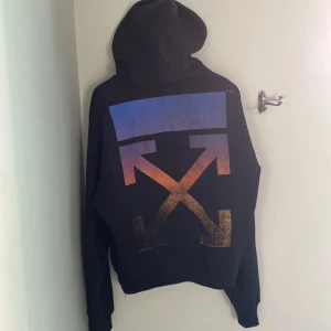 Svart hoodie från Off-White - Säljer för den inte används längre. Väldigt bra skick. Den är M men kan funkar för L ochkså då den är ganska stor i armarna men sitter ändå perfekt. Allt OG finns skriv för mer bilder vid snabb affär kan jag gå ner i pris