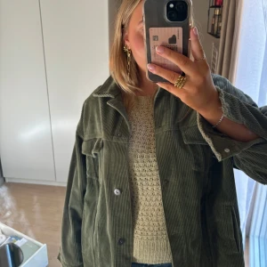 Overjacket - Säljer denna gröna manchester overjacketen från Zara i storlek S. Jättesnygg nu till hösten☺️🫶🏼