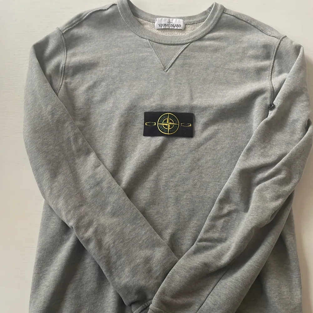 Grå Stone Island Crewneck. Inga fläckar eller hål. Sitter normalt i storleken. Skriv för fler bilder eller frågor. . Tröjor & Koftor.