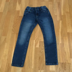 Labindustries byxor  - Hej, jag säljer mina byxor för att dem har blivit för små. Skick är 10 av 10. Kontakta för minsta tanke om byxorna.