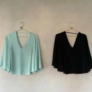 2st bikbok blusar - Blusar i samma modell, babyblå och svart. V ringade med flare armar. Otroligt smickrande på och passar till en stiligare outfit för skola/jobb