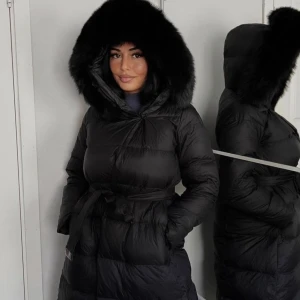 Dunjacka med päls  - Svart dunjacka med päls från femenina of sweden. Jackan är i nytt och fint skick.  Ordinarie pris 3800kr 