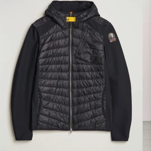 Parajumpers cardigan jacka - Storlek M. Minsta de har i den modellen. Men passar S. Köpt för ungefär ett år sen för nypris 4999kr. Qr kod finns. För fler frågor så kontakta mig.