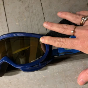 Skidglasögon av märket CEBE, juniorstorlek - Säljer ett par skidglasögon som använts en vecka. Använts av min son 12 år. Kan även fungera på senior med smalt ansikte.