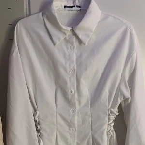 Shein skjorta  - Jättefin lång skjorta från shein som kan justerad runt midjan med hjälp av snören. 