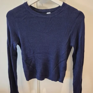 Tröja HM - Tröja/crop top från HM. Nyskick. Detaljer på vardera sida. Storlek S. 50% akryl, 50% viskos. 