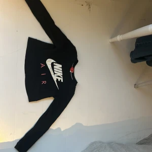 Nike tröja 👕   -  Nike tröja 👕 I bra skick endast använd några gånger  Perfekt för dig som är ute efter en Nike tröja 🤗 