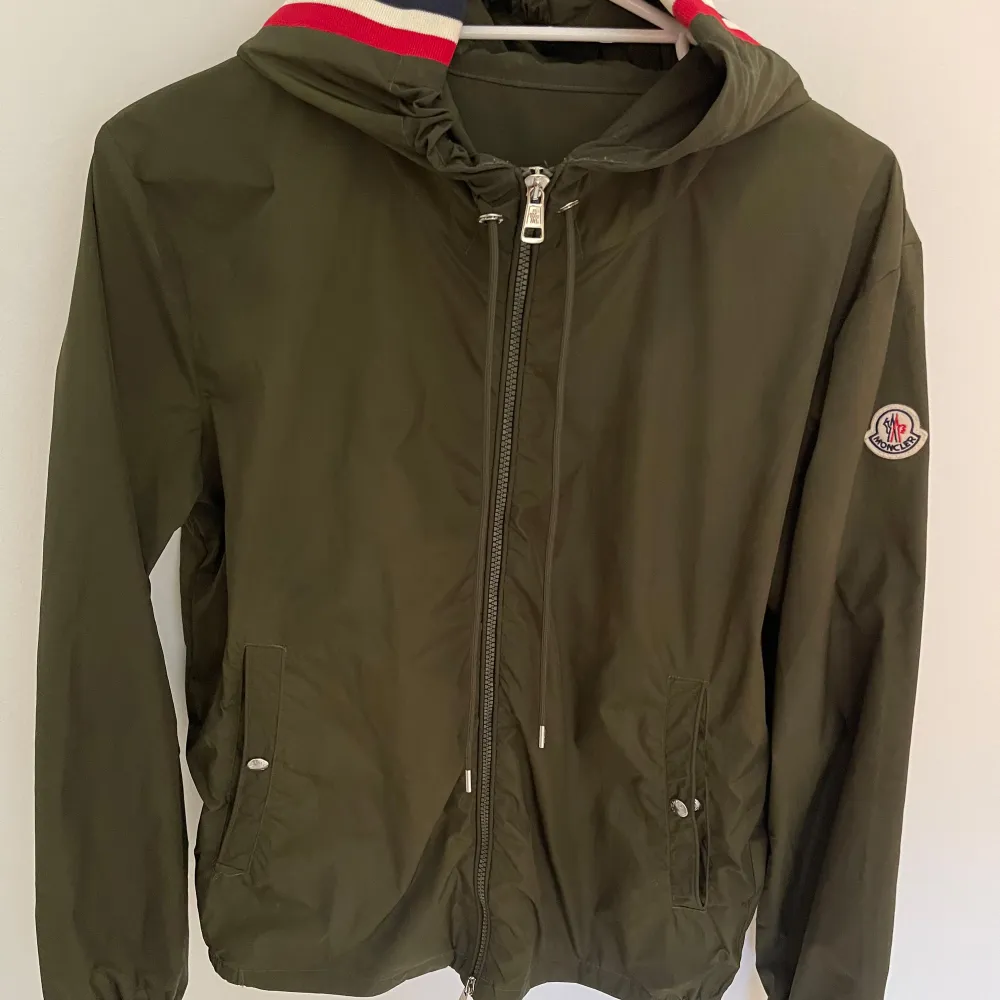 Hej! Säljer nu min Moncler windbreaker jacka. Otroligt snygg, och i mycket bra skick. Skicka gärna iväg ett meddelande för mer information. Endast seriösa köpare tack!. Jackor.