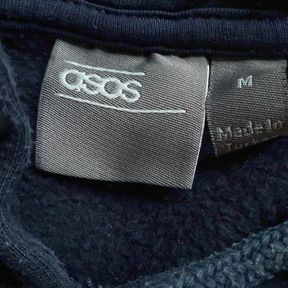 Bra skick använt några gånger, storlek M, märke asos. Pris + frakt🌸. Hoodies.