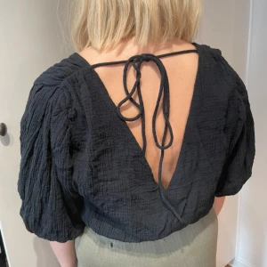 Croptop - Croptop från H&M köpt på Vinted, aldrig använd av mig. Liten i storlek!