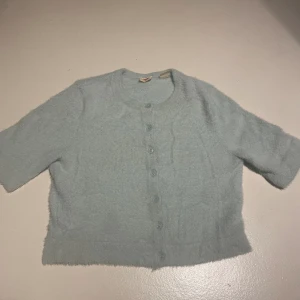 Stickad kortärmad kofta - Jättegullig kortärmad kofta ifrån Levis. Köpt på zalando.