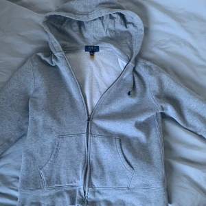 Polo Ralph lauren zip hoodie - Nu säljer jag denna extremt snygga polo hoodie i storlek Xs. Inga defekter på den och skicket är 10 av 10. Kan gå ner i pris vid en snabb affär