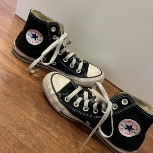 Svarta converse - svarta converse i strl 36. Köpta i Italien för cirka två år sen men inte använt så pass mycket. Lite suddig text på märket (se bild 1, 3 och 4) på båda skorna men inget man tänker på. Självklart tvättas de innan köp !🤗🤗