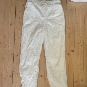 Byxor från studio seven - Mönstrade lågmidjade byxor från Studio Seven. Köpta på Plick men var för stora för mig. Ordninarie pris ca 900kr.