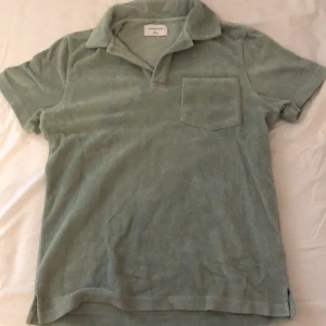 Grön pikétröja från Studio Total - Säljer en stilren grön pikétröja från Studio Total. Den har en klassisk krage och en praktisk bröstficka. Perfekt för en avslappnad stil!