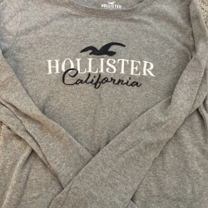 Hollister tröja - Säljer en jättefin tröja från hollister eftersom den inte kommer till användning längre💘skriv för fler bilder eller vid fundering💘
