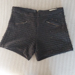 Höstiga stickat shorts - Svarta stickat shorts med glitteriga detaljer. Passar xs. För flera frågor eller bilder, skriv! <3