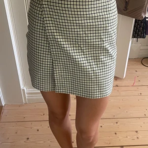 Kjol från subdued - Rutig grön kjol från Subdued, köpt i butik i Paris. Använd men fortfarande i väldigt fint skick. Klippt av lappen då den gjorde ont men utöver det väldigt fint skick. Storlek XS vilket jag vanligtvis har och den passar mig bra!