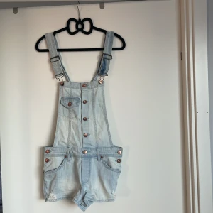 Hängselshorts  - Fina höngselshorts i nyskick🎈 Stl 36 från divided.  Kan användas med stl 34 med  Denimblå ljus färg 