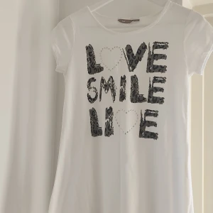 Vit topp med print - Aldrig använt vita bomull topp med print!! För flera bilder frågor, skriv <3