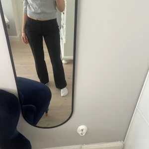 Kostymbyxor  - Svarta kostymbyxor bikbok . Modell Vera💕 Är lite noppriga i knävecken men inget man tänker särkilt mycket på. Säljer pga för små💗 innerbenslängd 82 cm💗 