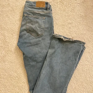 Bootcut low jeans - Använt skick slitna vid hälarna som man kan se i bilden. 