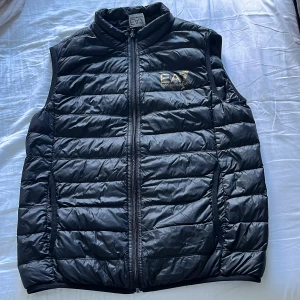 Emporio Armani väst - Västen är använd några gånger den har blivit för liten för mig och då vill jag sälja den. Det är 2 hål som är lagade det syns inte mycket