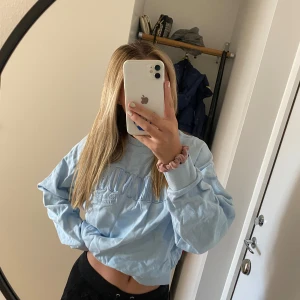 Sweatshirt  - Sweetshirt från Mirabell Lundgrens kollektion med Madlady, köpt för ca 500 kr. Köparen står för frakten, kan hämtas i Tumba💕💫 