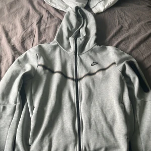 Grå Nike Techfleece - Gillar den inte längre så säljer billigt 400kr