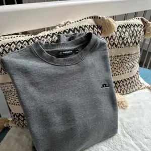 Säljer nu en casual Jlindberg crewneck.  Använd 1-2 gånger då den var för liten ( storlek S men sitter mer som M).  Hör av dig vid intresse eller frågor.