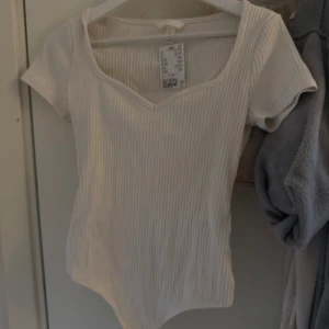 NY, Vit Body - Helt ny med prislapp, snygg, stretchig, skön.