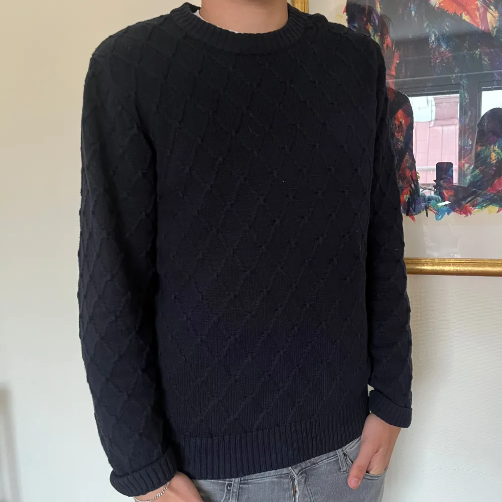 |Sweatshirt från dressmann| Toppen skick 10/10| använd en gång och Inge defekter alls| köpt för 599kr och mitt pris 229kr| hör av dig vid funderingar| pris kan diskuteras vid snabb affär| Mvh Malte!. Stickat.