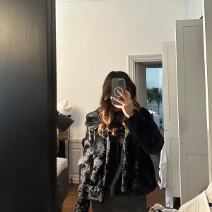 Pälsjacka  - Fluffig pälsjacka från vero mod-  Använd en gång! Perfekt nu till hösten 🍂🍁