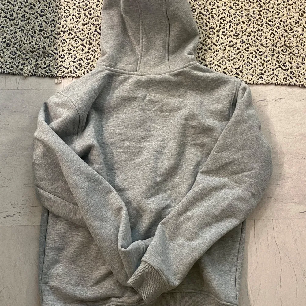 Säljer nu min burberry hoodie har använt den en gång så den är i ny skick, Storlek S skulle kunna passa folk med storlek XS . Hoodies.