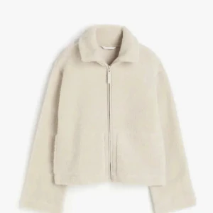 Teddy jacka - Säljer nu min jättefina teddyjacka i beige, den är i storlek S och väldigt fint skick, skriv privat för fler bilder💕