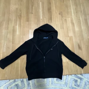 Oanvänd Ralph lauren Polo zip up - Gott skick ny polo zip up det står att den är S fast den är vid S-M