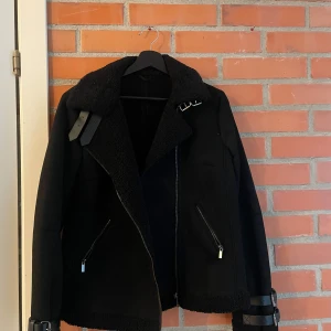 Svart jacka  - Svart fodrad jacka, väldigt fint skick & använd fåtal gånger 