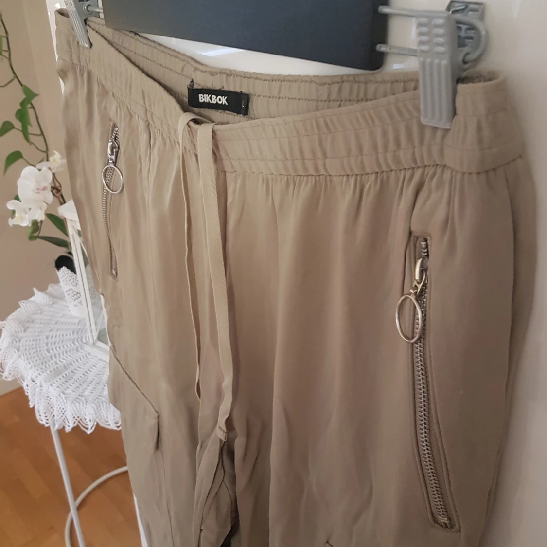 BikBok satinbyxor i cargomodell - 92