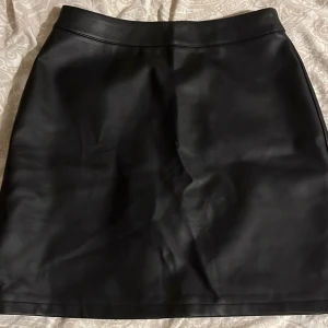 Skinn kjol - Skinn kjol (inte äkta skinn), den har legat nedpackad hela sommaren därför är den skrynklig💕