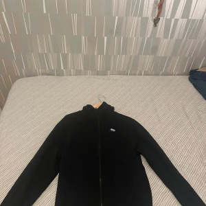 Nike kofta  - Jag säljer denna Nike kofta i storlek xs. Koftan är i mycket bra skick och har använts max 1-2 gånger. Säljs för 250 kr, kan fraktas eller mötas upp i Stockholm.