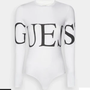 Guess tröja  - Guess body vit, fint skick!