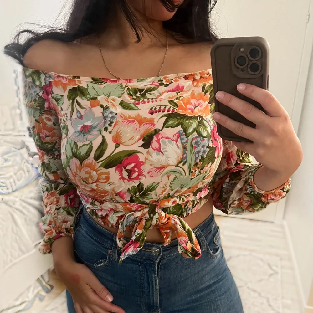 Topp flowery överdel topp tröja höst vår kväll dam womens cropped top fest party fin tröja festlig klubb sommar off shoulder basic. Blommig crop top från Bikbok i st. XS. Snörningen kan knytas framåt eller bakåt för att framhäva en ‘smalare’ midja. . Toppar.