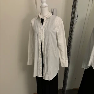 Vit skjorta  - Använd 1 gång, går lite längre än vanlig skjorta. Snygg passform 