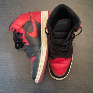 Air Jordans - Röda och svarta Air Jordans i stolen 38,5