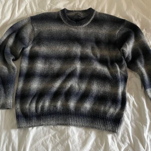 Stickad Tröja från H&M - Den är storlek L och har en mer relaxed fit.