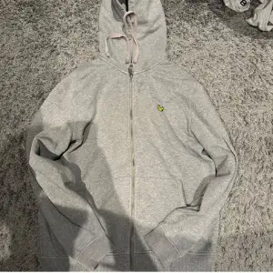 Lyle and scott hoodie i super bra skick